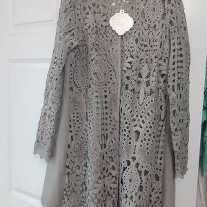 Small Taupe cotton/poly blend snap front tunic top.